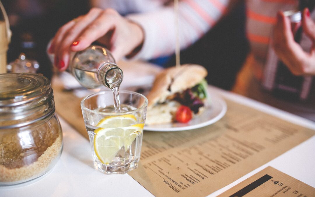 Eat healthy when eating out: 7 simple strategies